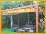 Bahçede ahşap pergola üzerine monte edilmiş, özel ölçü bej yatay HDPE Roma stor perde.