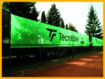 Tecnifibre baskılı, özel ölçü yeşil tenis kortu rüzgar Filesi, toprak kort çitine monte edilmiş.