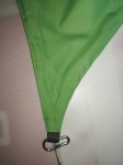 Angle d'une voile d'ombrage triangulaire imperméable haut de gamme avec couture solide, sangle et mousqueton de fixation.