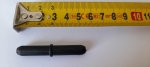 Fekete műanyag csatlakozó alumínium csövekhez, kb. 45 mm hosszú, mérőszalag mellett látható.