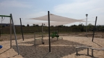 Quadratischer Sonnenschutz auf dem Spielplatz