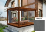 Rideau imperméable gris sur mesure installé sur une pergola en bois avec transats sur la terrasse d'une maison moderne.