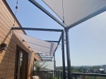 Vela ombreggiante premium impermeabile 3x5 m montata su una terrazza con illuminazione, protezione da sole e pioggia.