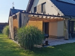 Οριζόντια premium ρωμαϊκή κουρτίνα Decor διαστάσεων 2,5x3 m τοποθετημένη πάνω από τη βεράντα μονοκατοικίας.