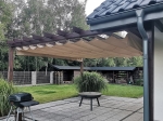 Οριζόντιο ρωμαϊκό στόρι premium Decor 2,5x3 m σε μπεζ χρώμα, τοποθετημένο κάτω από ξύλινη πέργκολα στη βεράντα.