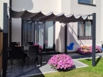 Οριζόντιο ρωμαϊκό στόρι premium Decor 2,5x3 στη βεράντα, προστατεύει έπιπλα κήπου και κούνιες από τον ήλιο.