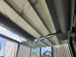 Store romain horizontal premium Decor 2,5x3 gris, installé sur une structure de pergola moderne.