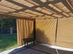 Οριζόντιο ρωμαϊκό στόρι premium Decor 2,5x3 σε μπεζ χρώμα, τοποθετημένο πάνω από τη βεράντα για προστασία από τον ήλιο.