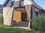 Μπεζ οριζόντια ρωμαϊκή ρολέτα premium Decor 3x4 τοποθετημένη σε ξύλινη πέργκολα βεράντας σε μοντέρνο σπίτι.