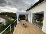 Οριζόντιο premium ρωμαϊκό στόρι Decor 3x4 m τοποθετημένο πάνω από βεράντα με θέα στο πανόραμα της πόλης.