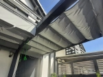 Horisontal premium Decor liftgardin i størrelse 3x4 m montert på en terrassekonstruksjon i tre.