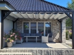 Οριζόντιο premium ρωμαϊκό στόρι Decor 3x5 τοποθετημένο σε γραφίτη πέργκολα βεράντας με ανοιχτόχρωμα έπιπλα κήπου.