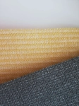 Detail štruktúry HDPE materiálu slnečnej plachty v žltej a grafitovej farbe.
