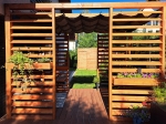 Terasta ahşap pergola çatısı altına monte edilmiş, özel ölçü yatay HDPE Roma stor perde.