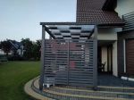 Bande d'ombrage grise pour tonnelle 1x5 m montée sur le toit d'une pergola moderne près de la terrasse.