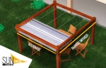 Horizontaal vouwgordijn van PVC op maat, gemonteerd op een houten tuinpergola boven bruine meubels.