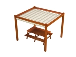 Horizontaal PVC vouwgordijn op maat gemonteerd op een houten pergola met bruine tafel en banken.