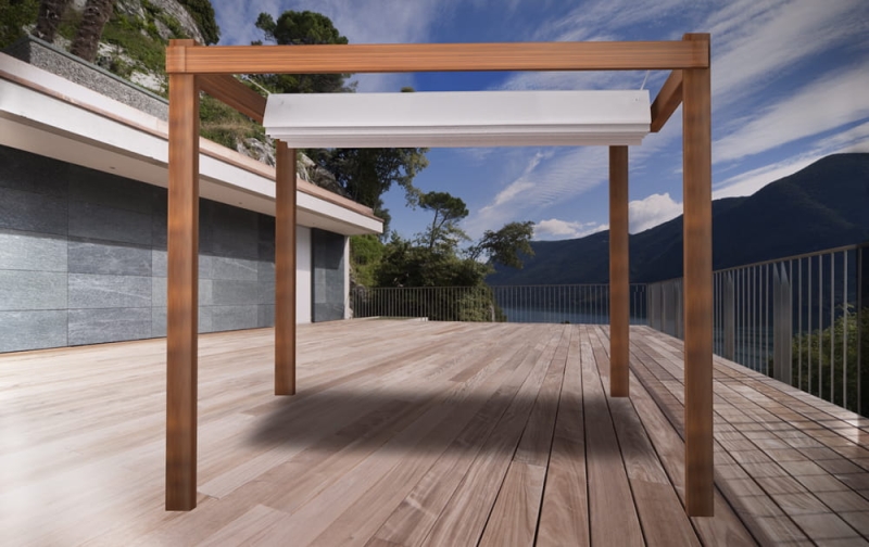 Dağ ve göl manzaralı terasta ahşap pergola üzerine monte edilmiş 2,5x5 geri çekilebilir güneş yelkeni.