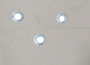 3 huller i midten af sejlet