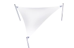 Vela de sombra premium blanca impermeable con forma triangular, instalada en tres mástiles metálicos.