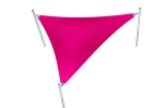 Toldo vela de jardín premium rosa triangular e impermeable a medida, suspendido de tres mástiles metálicos.
