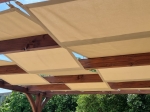 Vízálló pavilonvászon 0,7x5m bézs színben, fa pergolára szerelve napellenzőként.