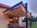 Οριζόντια ρωμαϊκή κουρτίνα premium Decor 3x4 σε μπεζ χρώμα, τοποθετημένη σε μοντέρνα πέργκολα βεράντας με φωτισμό.