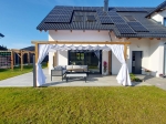 Λευκή οριζόντια ρωμαϊκή κουρτίνα premium Decor 3x4 τοποθετημένη σε ξύλινη πέργκολα βεράντας σε μοντέρνο σπίτι.