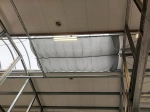 Γκρι αδιάβροχο συρόμενο πανί σκίασης 2,5x4 m τοποθετημένο σε δομή κάτω από γυάλινη οροφή.