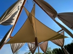 Vela ombreggiante impermeabile premium 5,2x5,2x5,2 m beige, montata su una struttura in legno con tende.