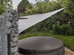 Modern gri bahçe tentesi su geçirmez 2x2m, bahçede gabion duvar yanındaki yuvarlak jakuzinin üzerine monte edilmiş.