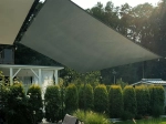 Pânză de umbrire premium impermeabilă 3x4 m gri, montată deasupra unei terase în grădină.