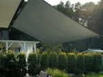 Tenda a vela da giardino premium impermeabile 3x4 m grigia, montata su una terrazza.