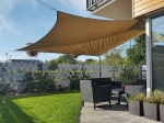 Bruin vierkant schaduwdoek waterdicht premium 4x4m gespannen over terras met wicker tuinmeubelen.