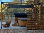 Waterdicht premium schaduwdoek 4x4m in donkergrijs gemonteerd boven een houten pergola met hottub.