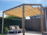 Estore romano horizontal HDPE por medida, montado numa pérgola de madeira no jardim.