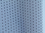 Voilage blanc en maille sur mesure avec motif décoratif de petits points noirs, décoration de fenêtre moderne.