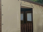 Μπεζ προστατευτικό βεράντας στα μέτρα σας από ανθεκτικό υλικό PVC, προστατεύει από τον άνεμο και τη βροχή.