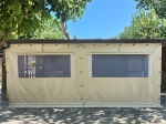 Maßgeschneiderte transparente Terrassenverkleidung aus beiger Plane mit PVC-Folienfenstern, montiert an einem Holzpavillon.