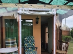 Διαφανές κάλυμμα βεράντας κατά παραγγελία από ανθεκτική μεμβράνη PVC, τοποθετημένο σε ξύλινη κατασκευή κιόσκι.