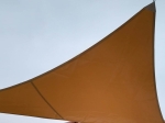 Beige schaduwdoek driehoek waterdicht, industrieel zonnezeil op maat voor terras.
