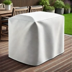 Funda protectora blanca impermeable a medida que cubre un mueble en una terraza de madera.