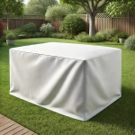 Husă de protecție albă impermeabilă la comandă, care acoperă mobilierul de grădină pe gazon.