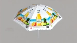 Parasol de jardin publicitaire blanc avec graphique d'une boisson tropicale rafraîchissante, d'agrumes et d'ananas sur la plage.