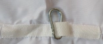 Mousqueton métallique et sangle de fixation blanche sur le bord d'une voile d'ombrage imperméable sur mesure.