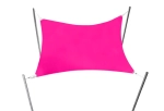 Vela de sombra impermeável cor-de-rosa em forma de quadrilátero, montada em mastros metálicos.