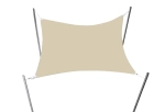 Voile d'ombrage beige imperméable de forme quadrilatère montée sur quatre mâts.