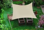 Toldo vela premium impermeable 3x3 m beige sobre un conjunto de muebles de madera en el césped.