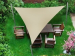 Vela ombreggiante impermeabile premium beige 1,4x1,4x2 sopra mobili da giardino su prato verde.