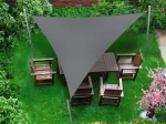 Vela de sombra triangular cinzenta impermeável premium 4,2x4,2x5,9 m estendida sobre mobiliário de jardim no relvado.